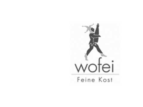 Wofei Feine Kost Logo in grauer Schrift mit einer stilisierten Figur, die Lebensmittel trägt